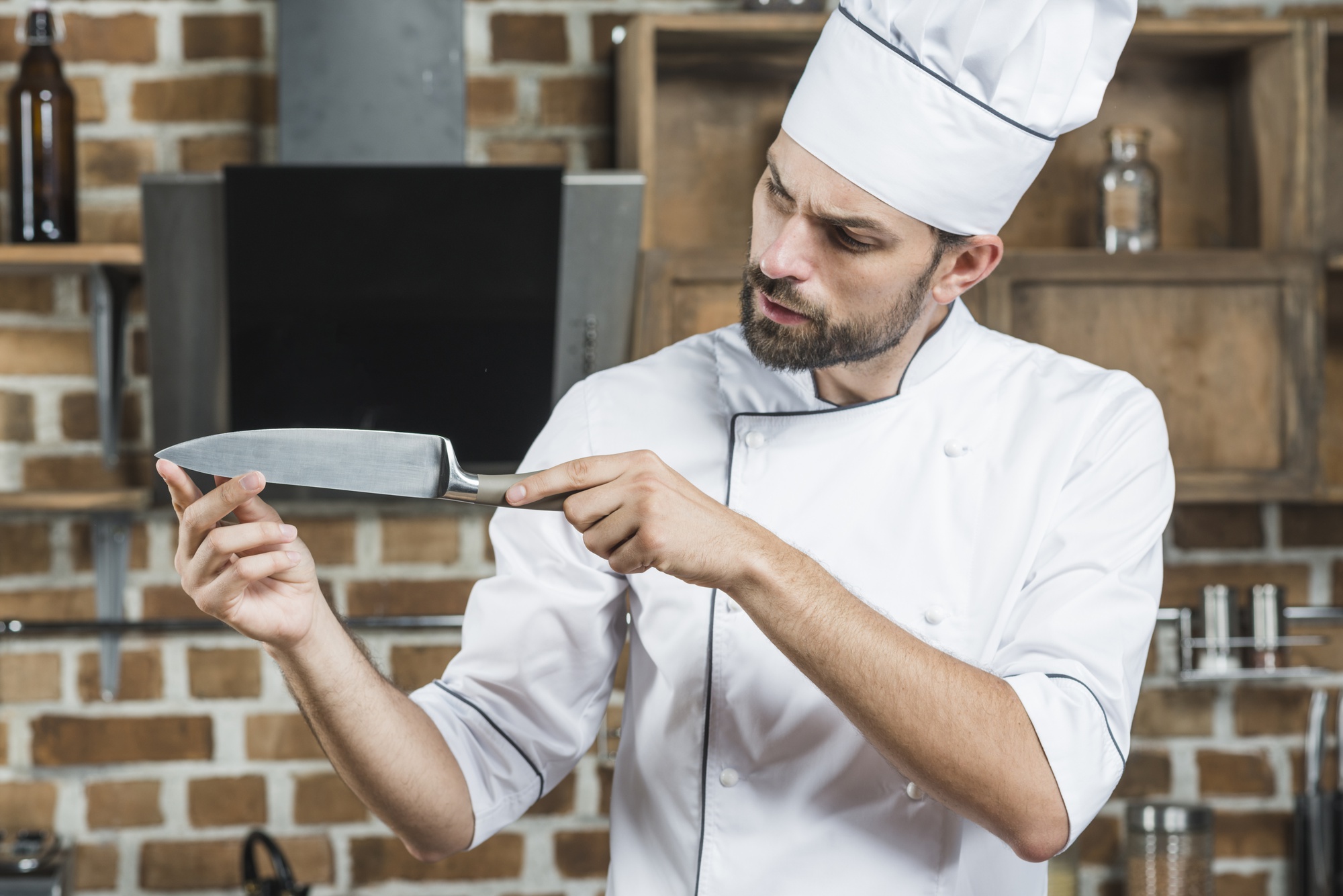 Lezione dal vivo: chef mostra tecnica di taglio
